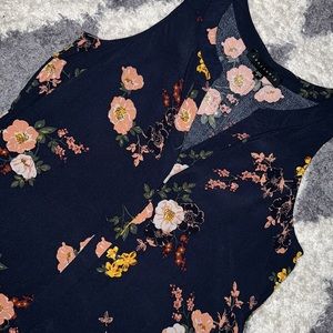 Sanctuary navy blue floral sleeveless V-neck button down blouse size small